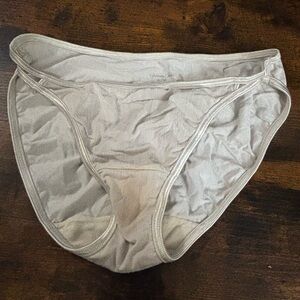 Vanity Fair Size 6 Well Worn White Bikini Panties (see photos for condition)